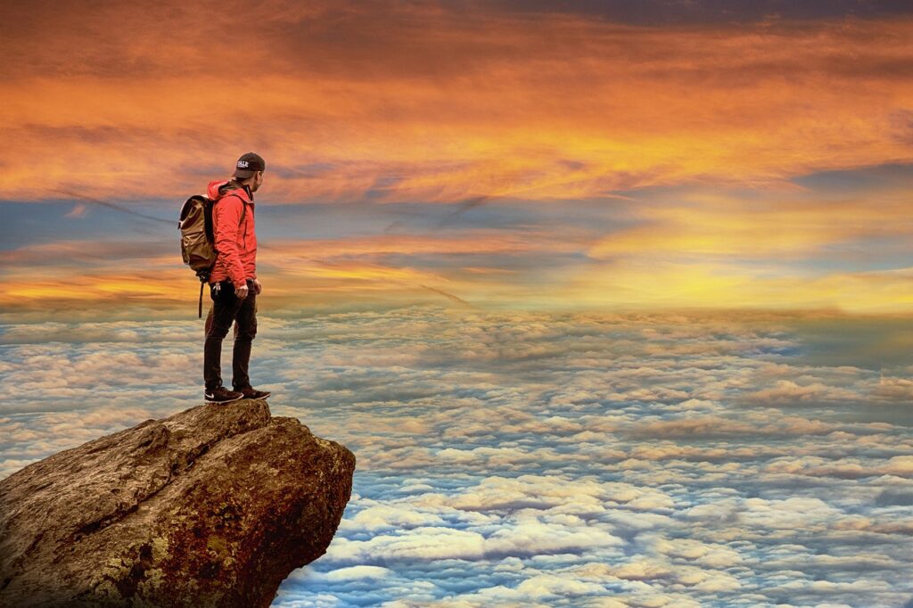 Bergsteiger auf Gipfel geniesst die Aussicht